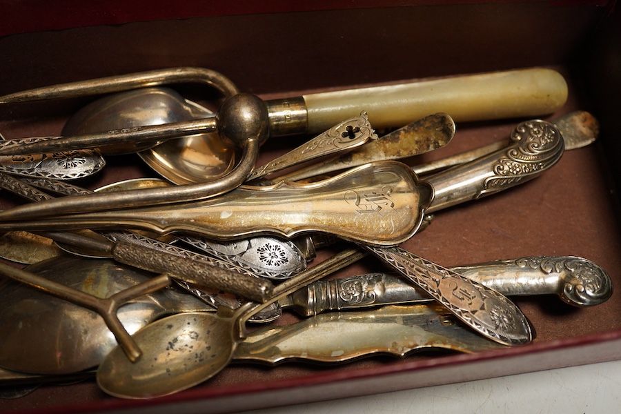 A pair of George V silver servers, 1912 Josiah Williams & Co, length 23.5cm., together with assorted spoons, a plated bread fork with mother of perk handled, plated jam spoon and butter spreader with filled pistol grip h